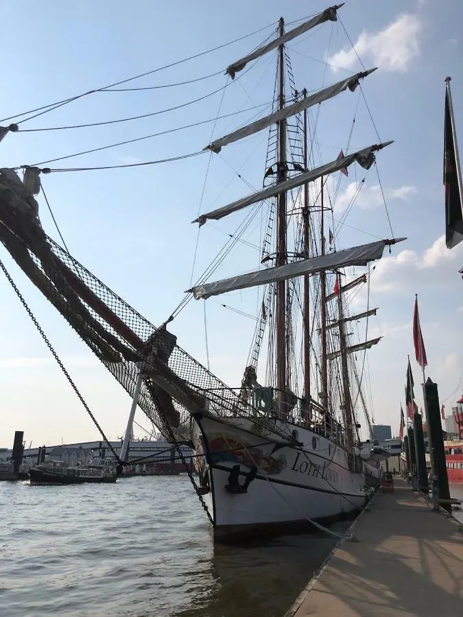 Segelschiff Loth Lorien Hotel Hamburg Botel
