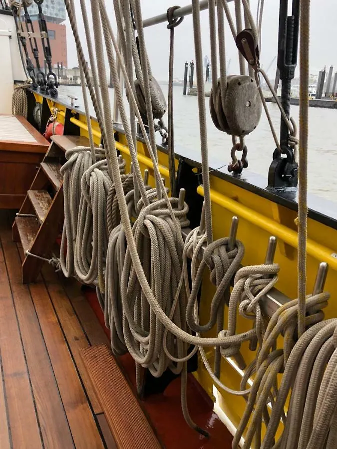 Botel Segelschiff Loth Lorien Hotel Hamburg