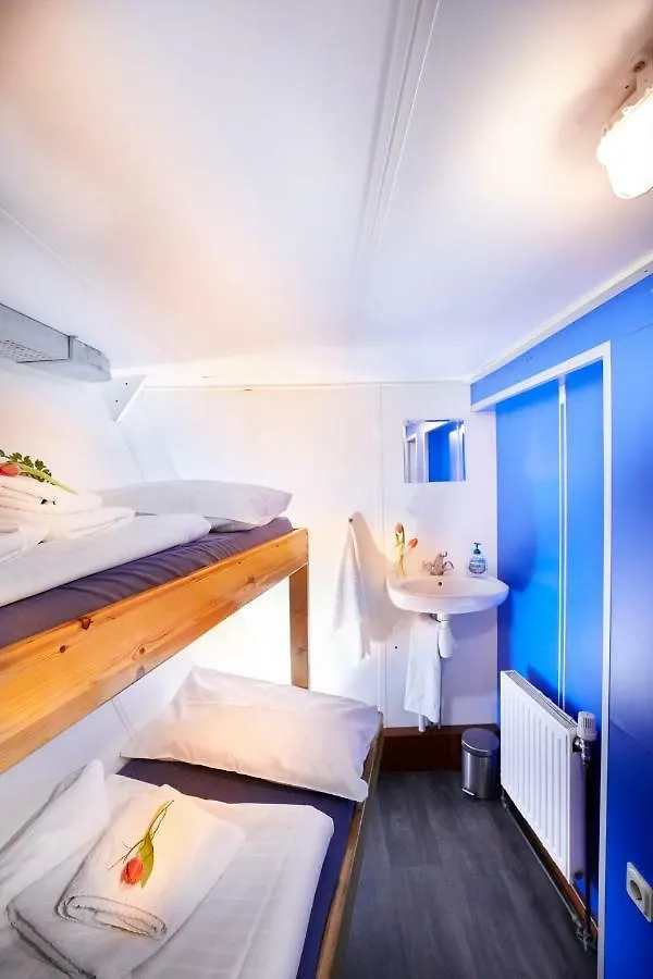 Segelschiff Loth Lorien Hotel Hamburg Germany