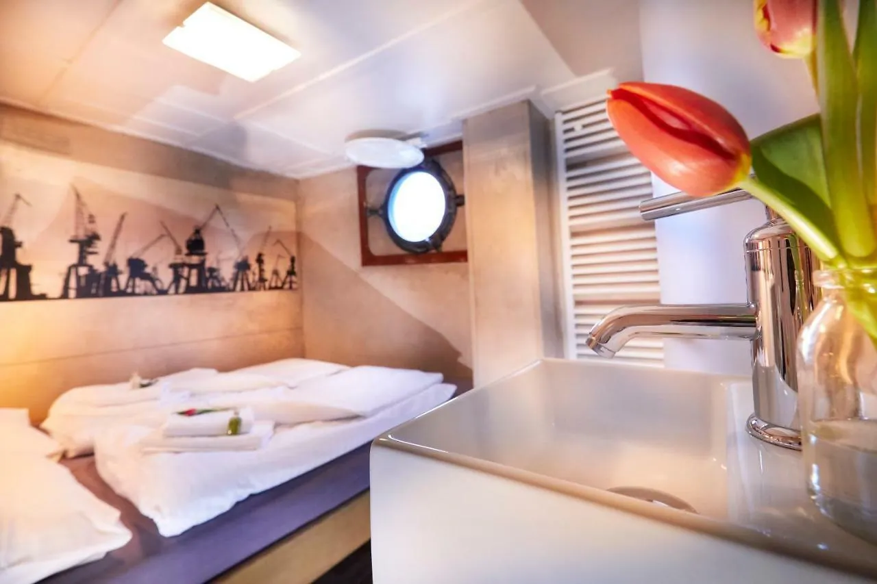 *** Botel Segelschiff Loth Lorien Hotel Hamburg Germany