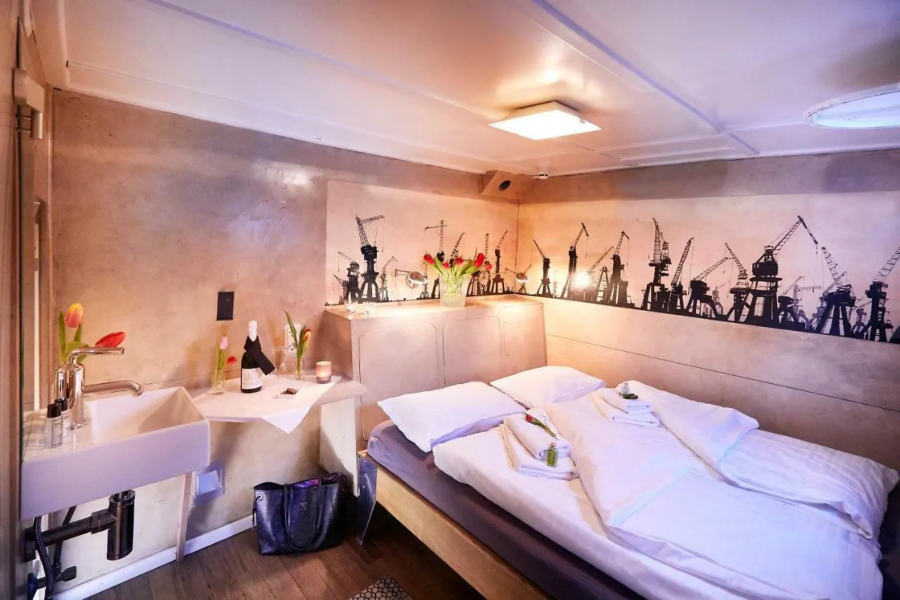 Segelschiff Loth Lorien Hotel Hamburg Botel
