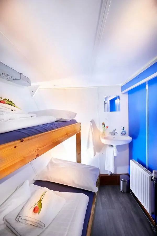 Segelschiff Loth Lorien Hotel Hamburg Germany